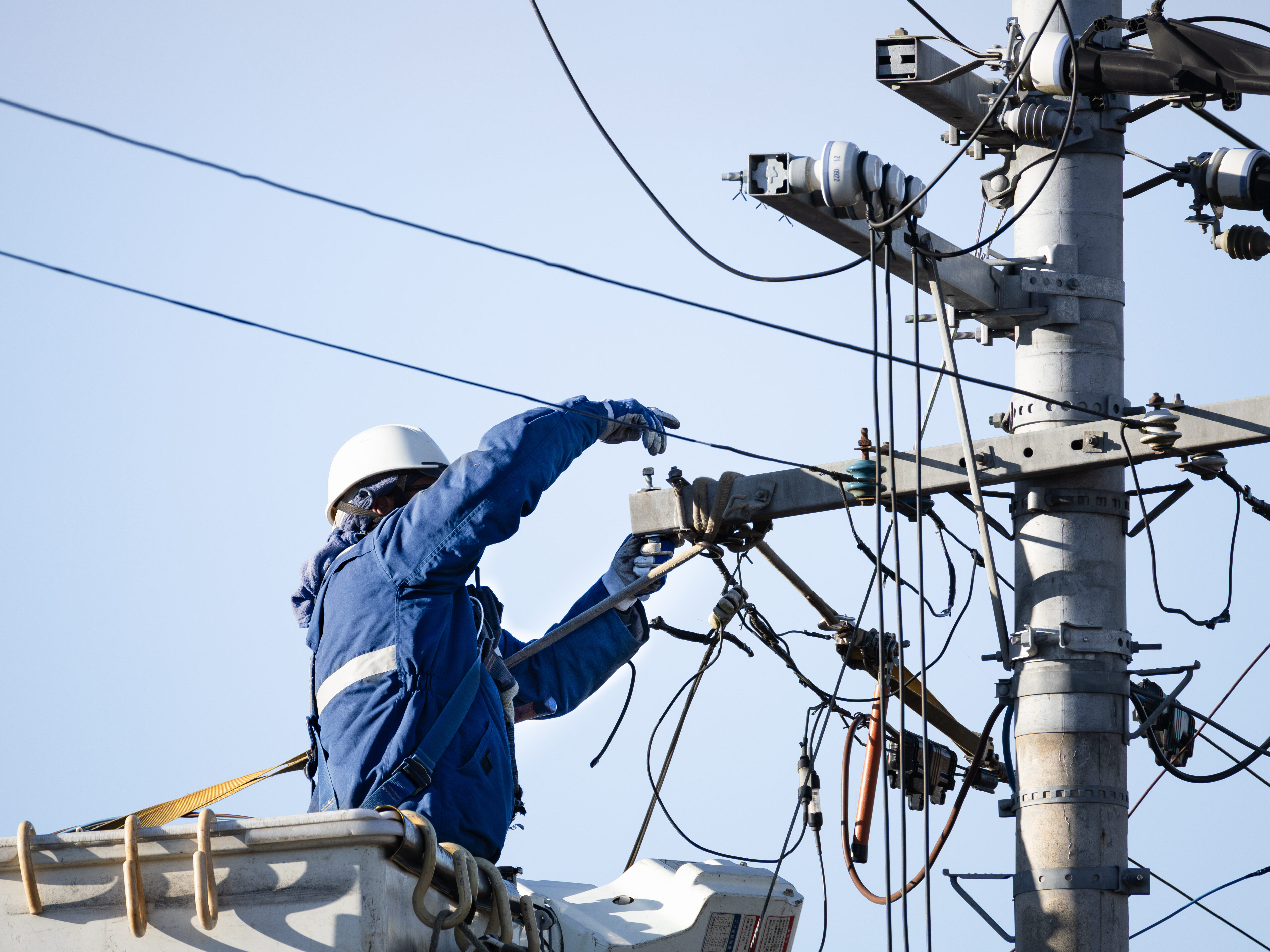 屋外電気工事　送配電電線工事作業　工事中